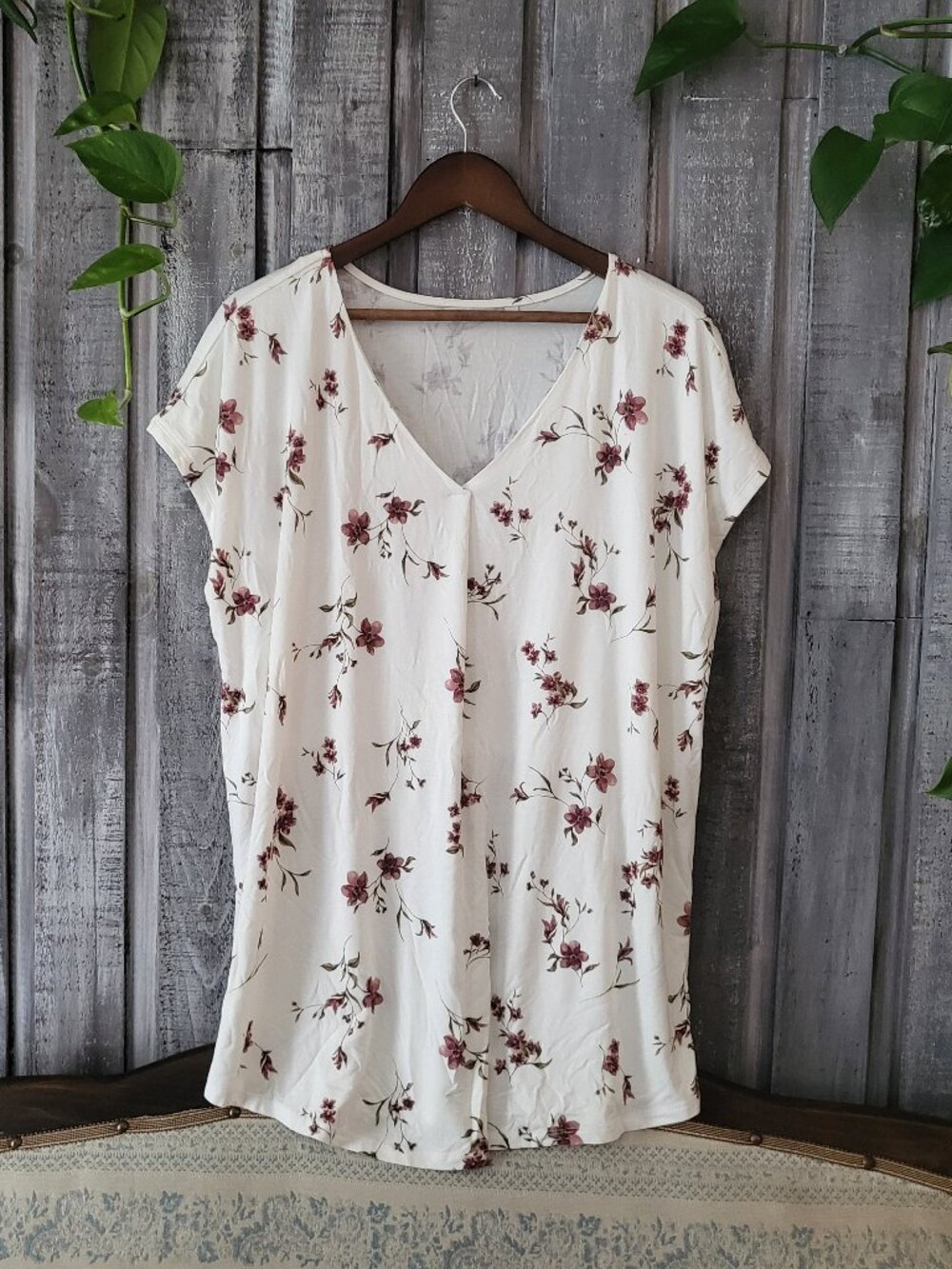 NWOT Plus Size 2X V-Neck Floral Tee Blouse